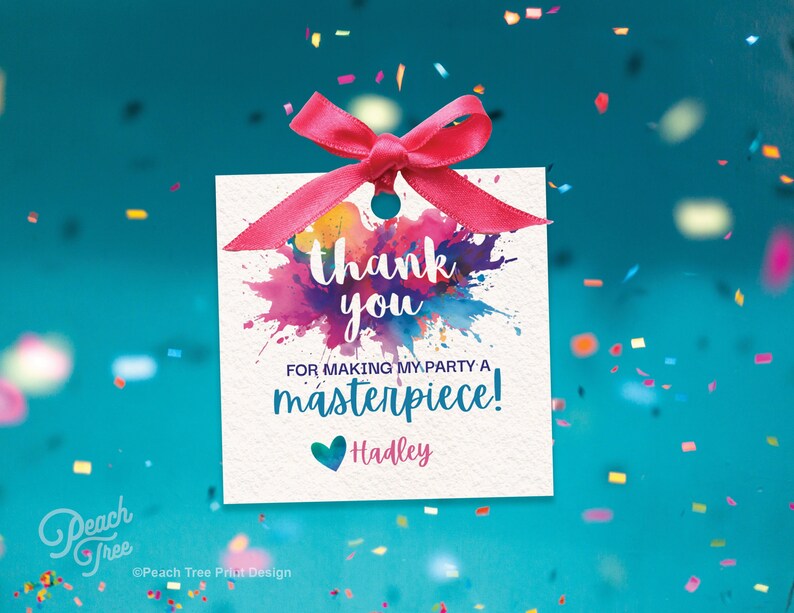 Pu&ograve; includere: Un'etichetta di ringraziamento bianca con un nastro rosa e un design ad acquerello colorato. Il testo recita "Grazie per aver reso la mia festa un capolavoro!" con il nome "Hadley" sotto.