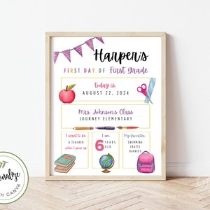 K&ouml;nnte beinhalten: Ein druckbares Schild f&uuml;r den ersten Schultag mit Aquarelldesign. Das Schild zeigt den Namen "Harper's" und den Text "Erster Tag der ersten Klasse". Das Schild enth&auml;lt auch ein Datum, den Namen des Lehrers und ein paar lustige Fakten &uuml;ber Harper.