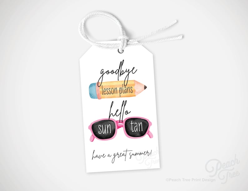 Puede incluir: Una etiqueta de regalo blanca con texto negro que dice "goodbye lesson plans hello sun tan have a great summer!" La etiqueta presenta una ilustraci&oacute;n de acuarela de un l&aacute;piz con una goma de borrar y un par de gafas de sol rosas.
