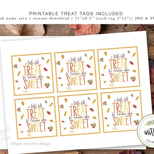 Op de afbeelding: Printbare traktatie-etiketten met een herfstthema. De etiketten zijn 7,6 cm bij 7,6 cm en hebben een geel, oranje en rood ontwerp met de tekst "a little fall treat for someone extra sweet".
