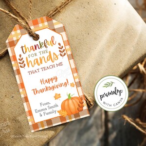 Op de afbeelding: Thanksgiving cadeaulabel met een oranje en witte geruite rand. Het label luidt "dankbaar voor de handen die me leren" en "Fijne Thanksgiving!" met een pompoenillustratie. Bevat de tekst "Van, Emma Smith & Family."