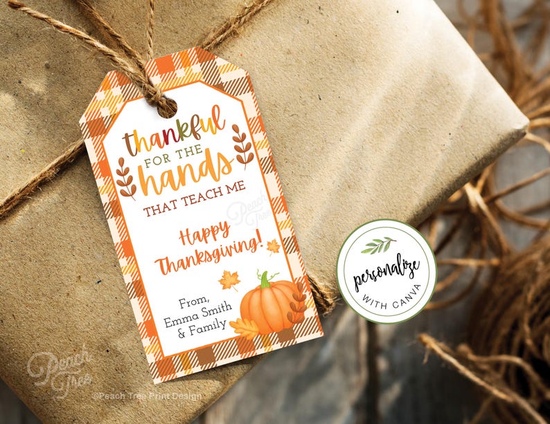 Op de afbeelding: Thanksgiving cadeaulabel met een oranje en witte geruite rand. Het label luidt "dankbaar voor de handen die me leren" en "Fijne Thanksgiving!" met een pompoenillustratie. Bevat de tekst "Van, Emma Smith & Family."