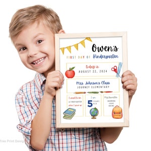 K&ouml;nnte beinhalten: Ein wei&szlig; gerahmtes Schild mit einem gelben und roten Banner oben. Das Schild sagt "Owen's First Day of Kindergarten" und enth&auml;lt das Datum "August 22, 2024". Das Schild enth&auml;lt auch Informationen &uuml;ber Owens Lehrer, Klasse und Lieblingsaktivit&auml;ten.
