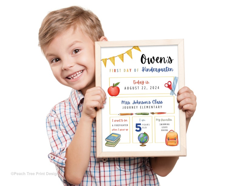 K&ouml;nnte beinhalten: Ein wei&szlig; gerahmtes Schild mit einem gelben und roten Banner oben. Das Schild sagt "Owen's First Day of Kindergarten" und enth&auml;lt das Datum "August 22, 2024". Das Schild enth&auml;lt auch Informationen &uuml;ber Owens Lehrer, Klasse und Lieblingsaktivit&auml;ten.