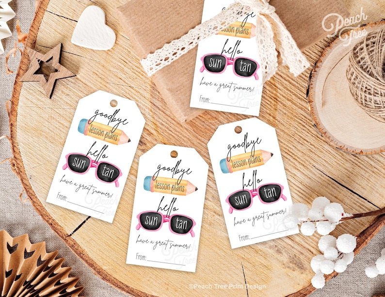 Puede incluir: Cuatro etiquetas de regalo blancas con un tema de verano. Cada etiqueta presenta un l&aacute;piz con el texto "goodbye lesson plans" y gafas de sol con el texto "hello sun tan". Las etiquetas tienen un espacio para un nombre en la parte inferior.