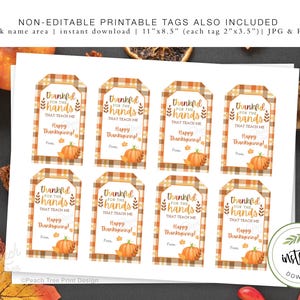 Op de afbeelding: Printbare Thanksgiving-cadeaulabels met een bruin en oranje geruit patroon. Elke label heeft de tekst "dankbaar voor de handen die me leren" en "Fijne Thanksgiving!" met een pompoen.