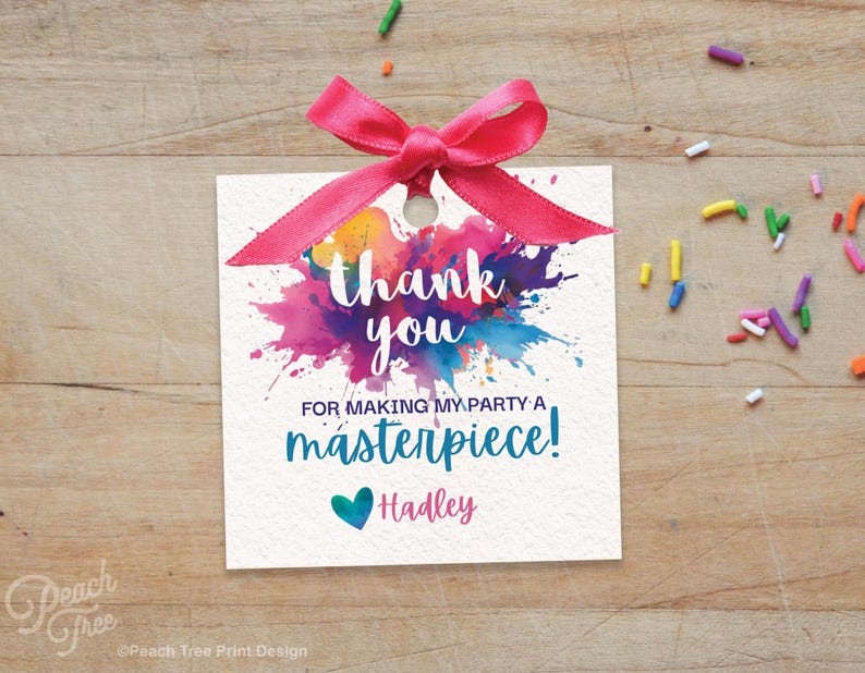 Pu&ograve; includere: Grazie per aver reso la mia festa un capolavoro! Tag di ringraziamento ad acquerello con un fiocco rosa e il nome Hadley.
