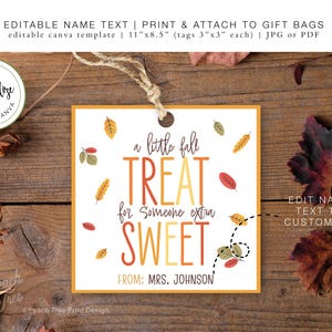 Op de afbeelding: Een printbare herfst-thema cadeau-tag met de tekst "a little fall treat for someone extra sweet" en een ruimte om een naam toe te voegen. De tag is versierd met kleurrijke bladeren en heeft een gele rand.