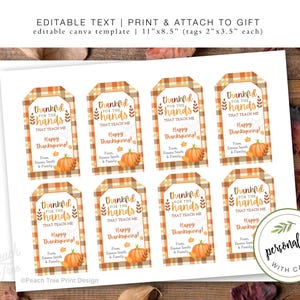 Op de afbeelding: Vel printable Thanksgiving-cadeaulabels. Elke label heeft een geruite rand, de tekst "dankbaar voor de handen die me leren", een pompoenillustratie en "Fijne Thanksgiving!"