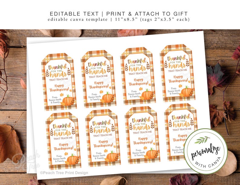 Op de afbeelding: Vel printable Thanksgiving-cadeaulabels. Elke label heeft een geruite rand, de tekst "dankbaar voor de handen die me leren", een pompoenillustratie en "Fijne Thanksgiving!"