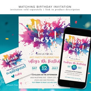Pu&ograve; includere: Un invito colorato per una festa d'arte che celebra l'ottavo compleanno di un bambino. L'invito presenta un design a spruzzo di acquerello con il testo "dress for a mess!" e la data e l'ora della festa. L'invito include anche l'indirizzo e un numero di telefono per RSVP.