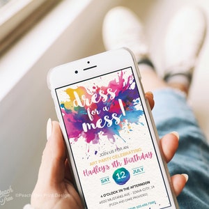 Puede incluir: Una pantalla de tel&eacute;fono colorida que muestra una invitaci&oacute;n a una fiesta de cumplea&ntilde;os con el texto "dress for a mess!" y detalles para la fiesta de cumplea&ntilde;os n&uacute;mero 8 de Hadley. La invitaci&oacute;n tiene un fondo de acuarela con salpicaduras de rosa, morado, azul, amarillo y verde.