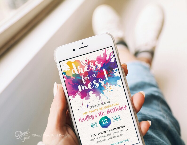 Puede incluir: Una pantalla de tel&eacute;fono colorida que muestra una invitaci&oacute;n a una fiesta de cumplea&ntilde;os con el texto "dress for a mess!" y detalles para la fiesta de cumplea&ntilde;os n&uacute;mero 8 de Hadley. La invitaci&oacute;n tiene un fondo de acuarela con salpicaduras de rosa, morado, azul, amarillo y verde.