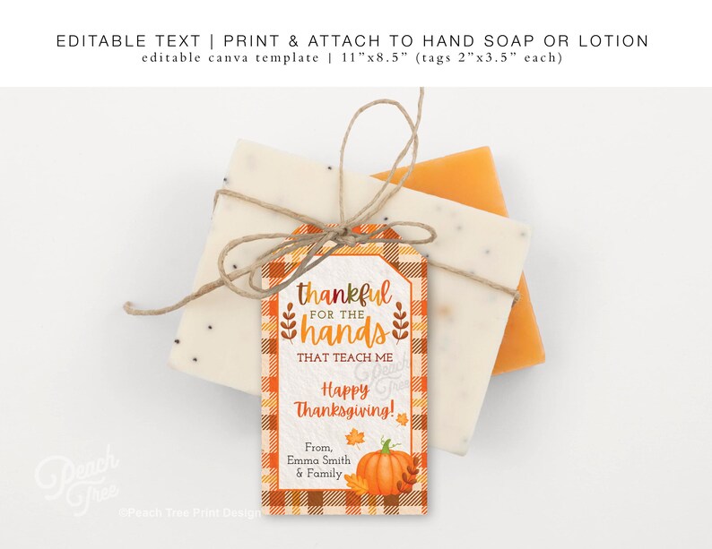 Op de afbeelding: Een Thanksgiving-cadeaulabel met de tekst "dankbaar voor de handen die me leren". Het label is oranje en wit geruit, vastgebonden met touw aan twee stukken zeep. Een pompoen en bladeren staan onderaan.