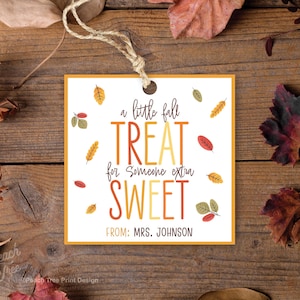 Op de afbeelding: Een wit cadeau-etiket met een herfstthema. Het staat "a little fall treat for someone extra sweet" met herfstbladeren en de tekst "FROM: MRS. JOHNSON".