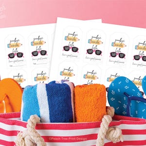 Puede incluir: Ocho etiquetas de regalo imprimibles con un tema de verano. Las etiquetas presentan un l&aacute;piz con las palabras "goodbye school hello sun tan" y gafas de sol. El texto "have a great summer" tambi&eacute;n est&aacute; incluido en las etiquetas.