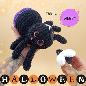 Può includere: Un giocattolo a forma di ragno all'uncinetto nero fatto a mano con dettagli viola e grandi occhi iridescenti. Il ragno tiene in mano una piccola ape all'uncinetto bianca e nera. La parola "WEBBY" è in un cerchio viola e la parola "HALLOWEEN" è in basso.