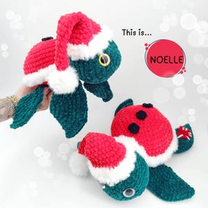 Può includere: Due peluche di tartaruga all'uncinetto con cappelli di Babbo Natale. Le tartarughe sono verdi e rosse con accenti neri. Il testo "This is... NOELLE" è sullo sfondo.