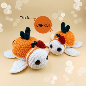 Può includere: Due giocattoli di tartaruga all'uncinetto con gusci arancioni e bianchi. La tartaruga più grande ha una carota verde e arancione sulla schiena. La tartaruga più piccola ha una carota rossa e arancione sulla schiena. Il testo "This is... CARROT" è scritto sopra le tartarughe.