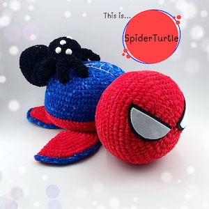 Può includere: Una tartaruga all'uncinetto fatta a mano a tema Spider-Man. La tartaruga ha un guscio blu con un design a ragnatela bianca, pinne rosse e una testa rossa con dettagli bianchi sugli occhi. Un ragno nero è appollaiato sul guscio della tartaruga. Il testo "This is... SpiderTurtle" è nell'immagine.