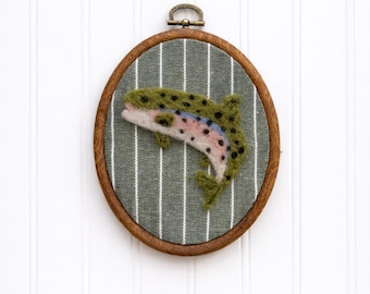 Décoration personnalisée pour chambre de bébé truite arc-en-ciel, cadeau bébé pêcheur, nom personnalisé art mural, tissu vert à fines rayures