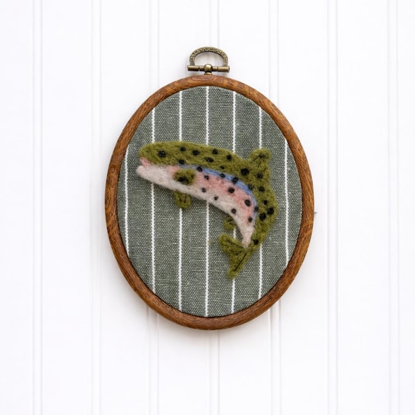Decoración infantil personalizada con trucha arcoíris, regalo de pesca para bebé, arte de pared con nombre personalizado, tela de rayas verdes.