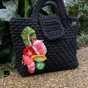 Borsa a forma di gambero fatta a mano all&#39;uncinetto: un accessorio eccentrico ispirato al mare