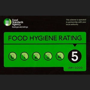 Puede incluir: Un cartel de clasificaci&oacute;n de higiene alimentaria verde y negro con una calificaci&oacute;n de 5, que indica "Muy bueno". El cartel es de la Food Standards Agency e incluye el sitio web food.gov.uk/ratings.