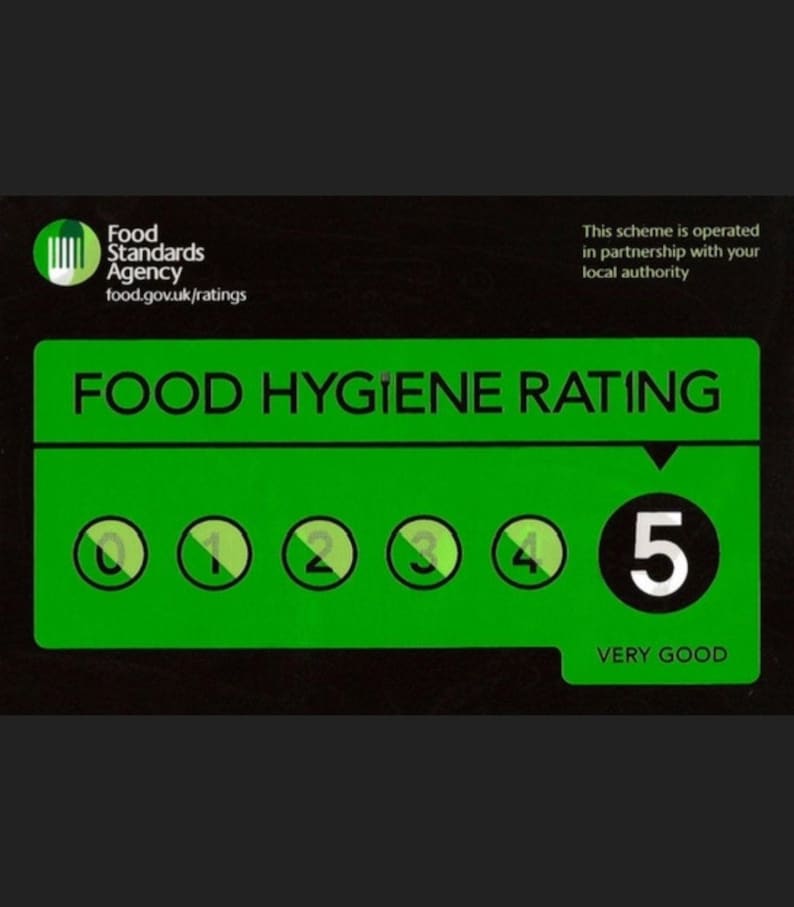 Puede incluir: Un cartel de clasificaci&oacute;n de higiene alimentaria verde y negro con una calificaci&oacute;n de 5, que indica "Muy bueno". El cartel es de la Food Standards Agency e incluye el sitio web food.gov.uk/ratings.