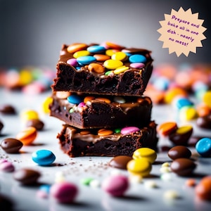 Puede incluir: Tres brownies de chocolate apilados, cubiertos con caramelos de colores. Los brownies son de color marrón oscuro, con glaseado de chocolate y caramelos azules, amarillos, naranjas y rosas. Texto: "¡Prepara y hornea todo en un plato, casi sin ensuciar!"