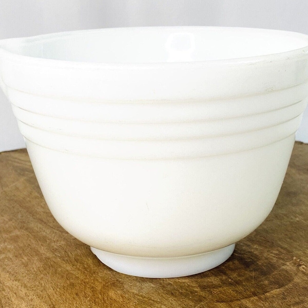 Pyrex White Milk Glass Ribbed Mixing Bowl Hamilton Beach USA #17 Pour Spout