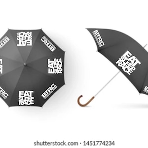 Puede incluir: Una taza de cer&aacute;mica blanca con un asa negra y el texto "But First, Coffee" en negrita negra. La taza se encuentra sobre un fondo neutro, resaltando su dise&ntilde;o sencillo.