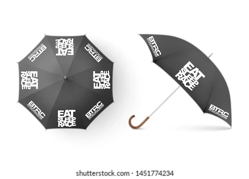 Puede incluir: Una taza de cer&aacute;mica blanca con un asa negra y el texto "But First, Coffee" en negrita negra. La taza se encuentra sobre un fondo neutro, resaltando su dise&ntilde;o sencillo.