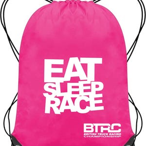 K&ouml;nnte beinhalten: Ein leuchtend pinkfarbener Turnbeutel mit den wei&szlig;en Worten "EAT SLEEP RACE". Der Beutel zeigt auch das Logo "BTRC British Truck Racing Championship". Schwarze Kordelz&uuml;ge und verst&auml;rkte Ecken. Ein sportliches Accessoire.