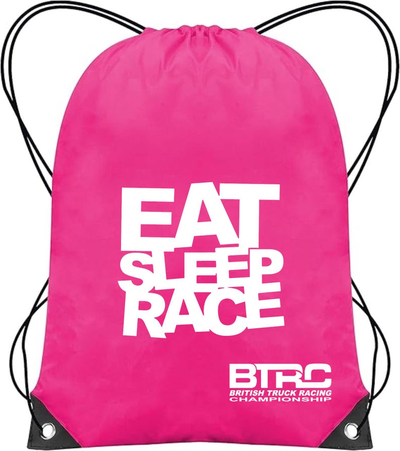 K&ouml;nnte beinhalten: Ein leuchtend pinkfarbener Turnbeutel mit den wei&szlig;en Worten "EAT SLEEP RACE". Der Beutel zeigt auch das Logo "BTRC British Truck Racing Championship". Schwarze Kordelz&uuml;ge und verst&auml;rkte Ecken. Ein sportliches Accessoire.