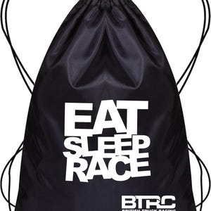 K&ouml;nnte beinhalten: Schwarzer Turnbeutel mit wei&szlig;em Aufdruck "EAT SLEEP RACE". Der Beutel hat auch den Text "BTRC BRITISH TRUCK RACING CHAMPIONSHIP" in Wei&szlig;. Er hat schwarze Kordelz&uuml;ge und Metall&ouml;sen.