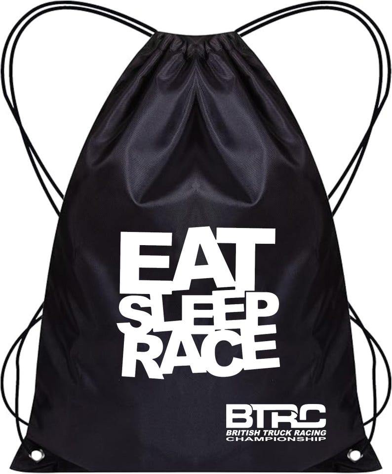 K&ouml;nnte beinhalten: Schwarzer Turnbeutel mit wei&szlig;em Aufdruck "EAT SLEEP RACE". Der Beutel hat auch den Text "BTRC BRITISH TRUCK RACING CHAMPIONSHIP" in Wei&szlig;. Er hat schwarze Kordelz&uuml;ge und Metall&ouml;sen.