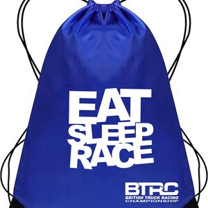 K&ouml;nnte beinhalten: Blauer Kordelzugbeutel mit den Worten "EAT SLEEP RACE" in wei&szlig;en Buchstaben. Der Beutel zeigt auch "BTRC BRITISH TRUCK RACING CHAMPIONSHIP" in Wei&szlig;.