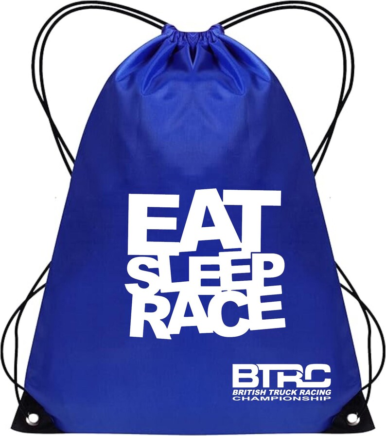 K&ouml;nnte beinhalten: Blauer Kordelzugbeutel mit den Worten "EAT SLEEP RACE" in wei&szlig;en Buchstaben. Der Beutel zeigt auch "BTRC BRITISH TRUCK RACING CHAMPIONSHIP" in Wei&szlig;.