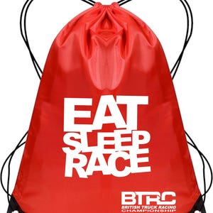 K&ouml;nnte beinhalten: Ein roter Kordelzugbeutel mit den Worten "EAT SLEEP RACE" in gro&szlig;en wei&szlig;en Blockbuchstaben. Die Tasche zeigt auch das Logo "BTRC BRITISH TRUCK RACING CHAMPIONSHIP" in Wei&szlig;. Schwarze Kordelz&uuml;ge und verst&auml;rkte Ecken runden das Design ab.