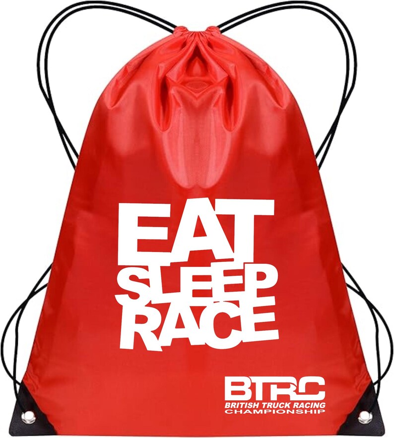K&ouml;nnte beinhalten: Ein roter Kordelzugbeutel mit den Worten "EAT SLEEP RACE" in gro&szlig;en wei&szlig;en Blockbuchstaben. Die Tasche zeigt auch das Logo "BTRC BRITISH TRUCK RACING CHAMPIONSHIP" in Wei&szlig;. Schwarze Kordelz&uuml;ge und verst&auml;rkte Ecken runden das Design ab.