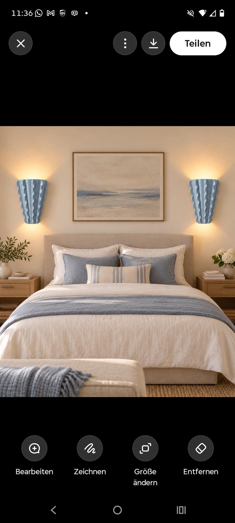Puede incluir: Un dormitorio con cabecero tapizado en beige, edred&oacute;n blanco y manta azul. Dos apliques de pared ondulados en azul claro flanquean un cuadro de paisaje. Dos mesitas de noche de madera sostienen plantas y libros.