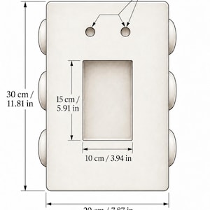 Op de afbeelding: Een rechthoekig object met een platte achterkant voor wandmontage, 30 cm bij 20 cm. Het heeft een centrale rechthoekige opening van 15 cm bij 10 cm en twee ronde gaten met een diameter van 2 cm. Tekst: Rear view - flat back.