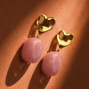 Rosenquarz Edelstein Handgemachte Ohrringe, Goldene Herz-Hängeohrringe, Einzigartige Statement-Perlenohrringe, Geschenk, Süße Zarte Ohrringe