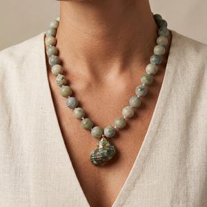 Collana con ciondolo a forma di conchiglia Nautilus, collana con cordino lungo, gioiello unico, collana con perline di pietra naturale, collana con ciondolo a tema oceano.