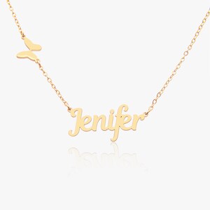 Peut inclure: Collier en or avec un pendentif en forme de papillon et le nom "Jenifer".