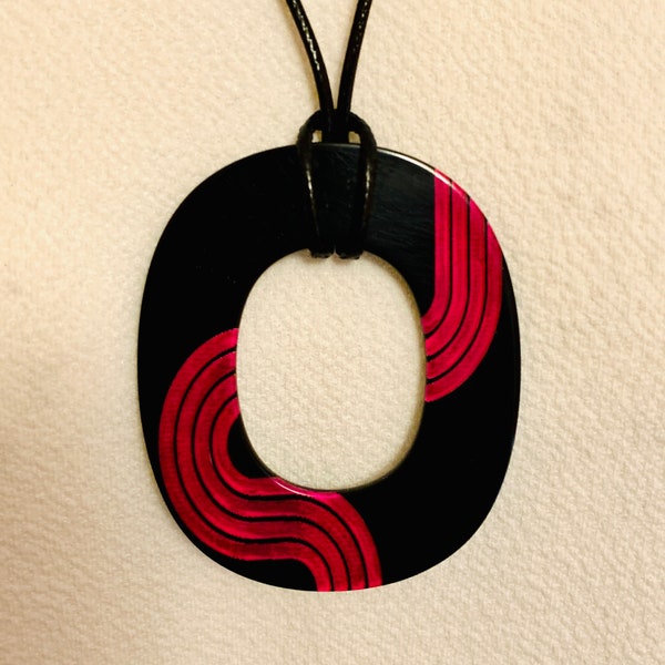 Pendentif acrylique noir gravé avec incursion de résine, lignes Hommage à Bauhaus