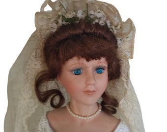 Poupée de mariée vintage en porcelaine dans une robe de mariée ivoire avec voile, train de perles et bouquet. De la collection Knightsbridge 22 pouces de haut