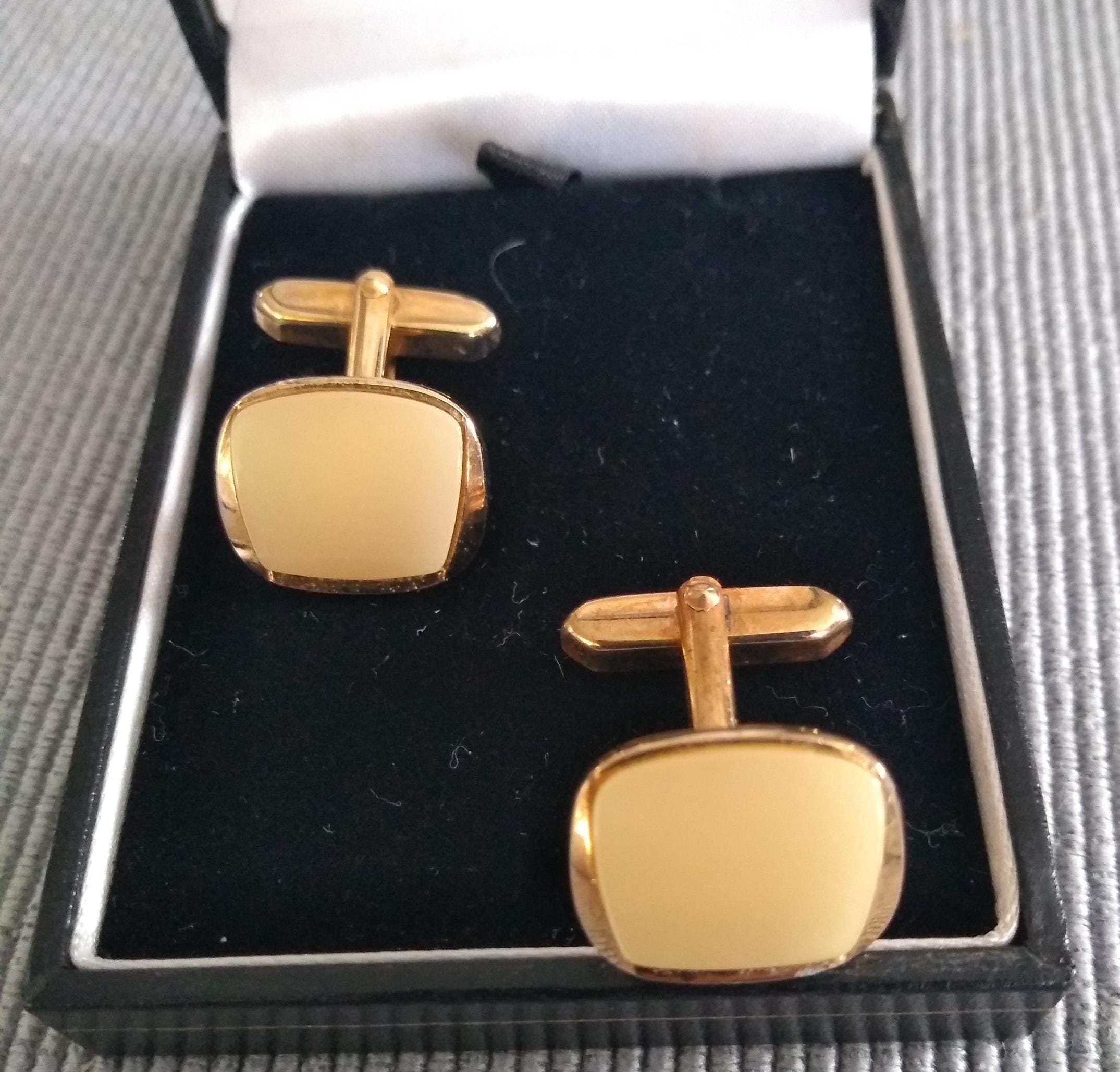 QUATRE PAIRES DE BOUTONS DE MANCHETTES, trois