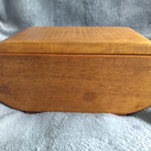 boîte à musique vintage en bois du milieu du siècle avec compartiment. Peut être utilisé pour des cartes à jouer, des bibelots, des bijoux, des collections, etc.